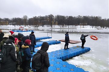 Не катайтесь на замершем водоеме- это опасно!