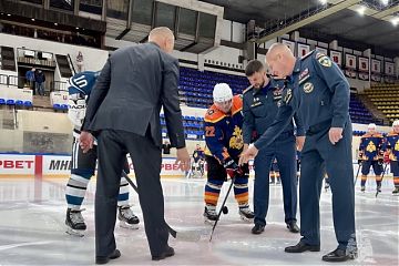 В поединке за звание лучшего клуба встретились хоккейные команды «МЧС России» и «Здоровое поколение»