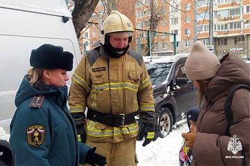 Инспектор и пожарный ЮВАО напомнили гражданам о пожарной безопасности