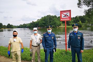 Инспекторы и добровольцы ЮВАО проводят профилактику на водоемах округа 